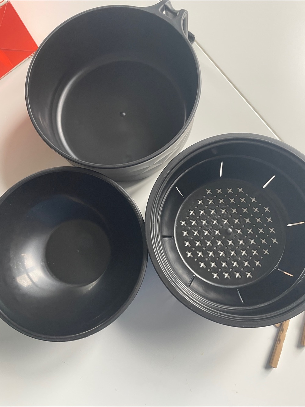 Set of Black Plastic Bowls and Strainer - Picture 2 of 3